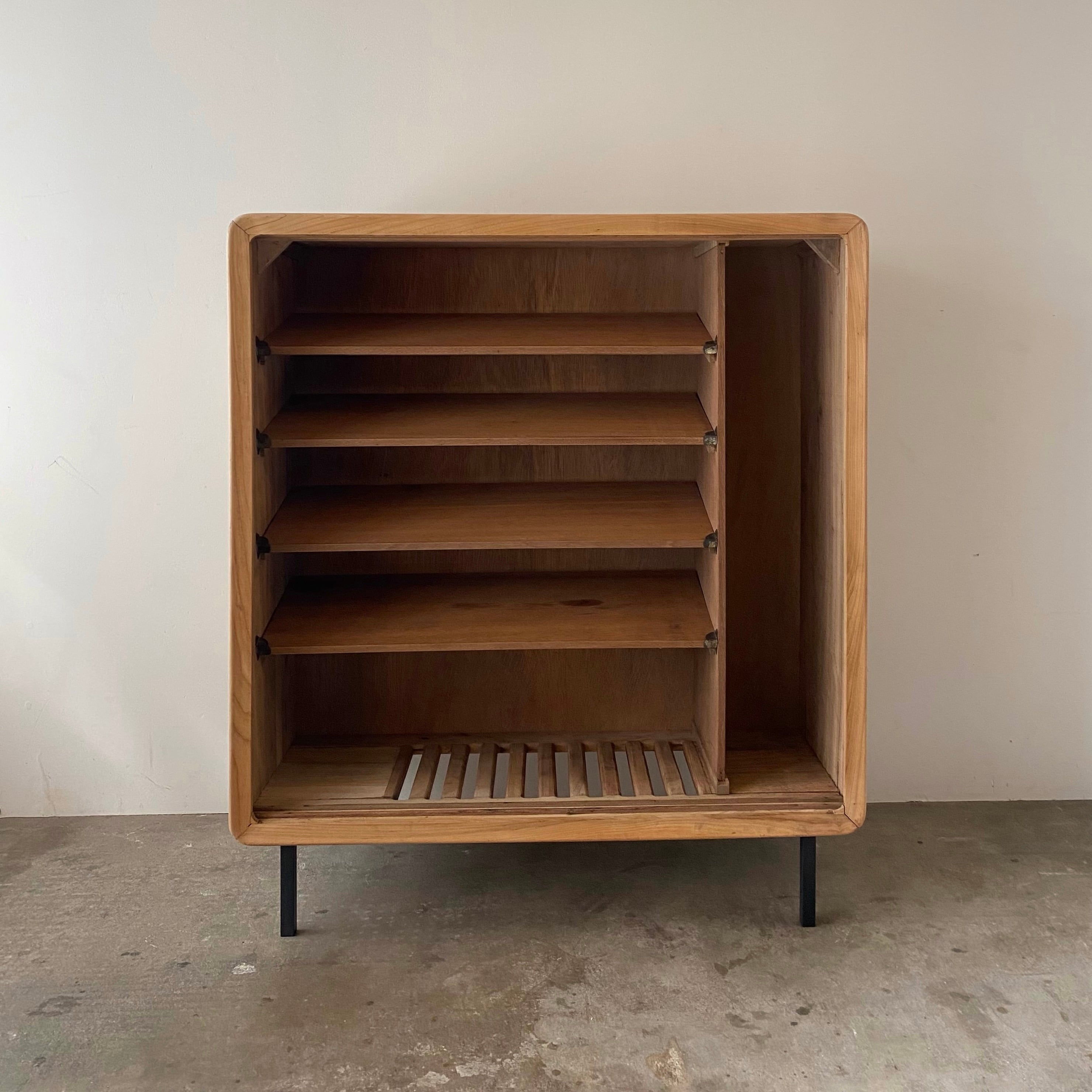 鉄脚のついた下駄箱　0970