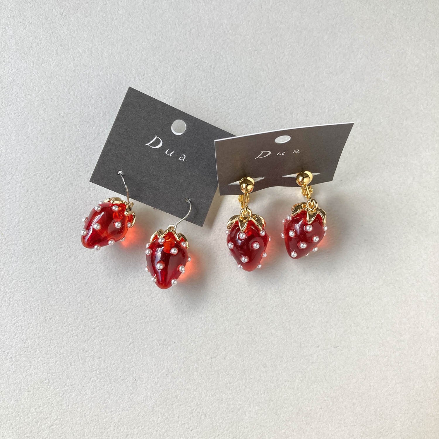 181 高級盛りボタンカボション✖︎レッド透かし花びらアクセ　ピアスorイヤリング 透かしパーツ入りカボションの〈ピアス/イヤリング〉 | Dua