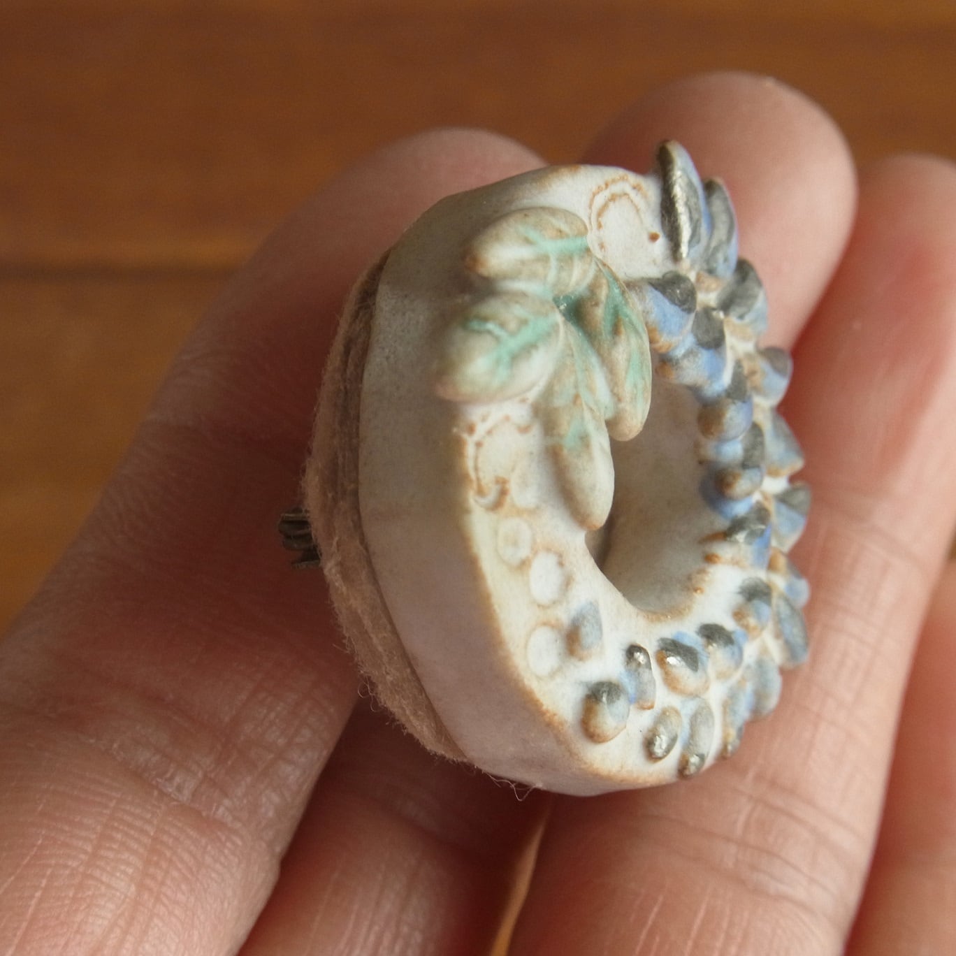 宮崎弥栄】陶器ブローチ（藤丸） | TOUBOU YASAKA GALLERY