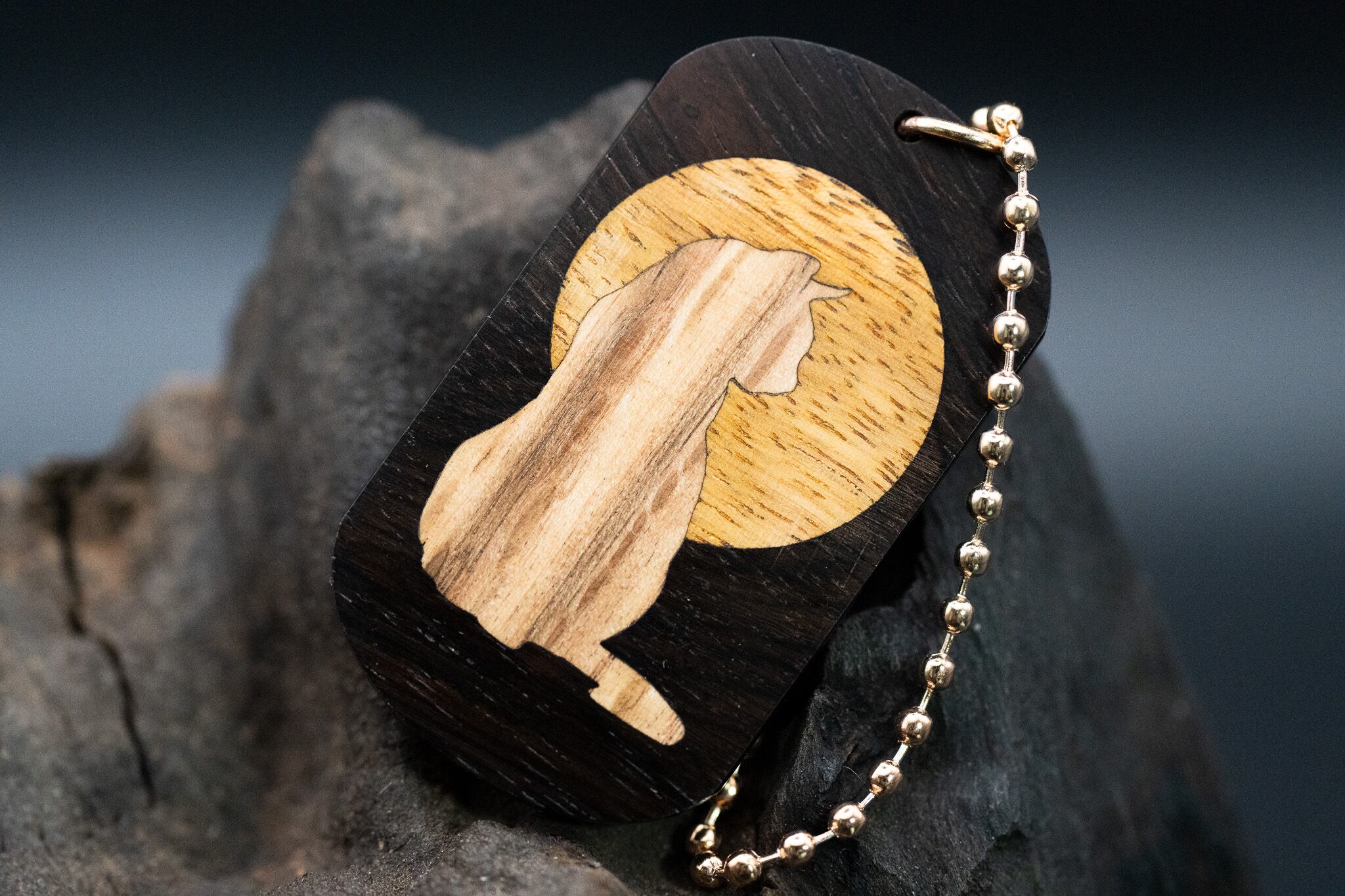 【音楽業界屈指の銘木】 ハカランダ ドッグタグ 象嵌 探る視線