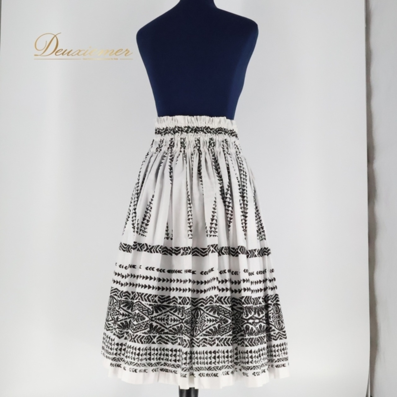 フラダンス 衣装 パウスカート ホワイト系 ALOHA FABRICS カヒコ柄 花柄 シングル ハワイアンプリント アロハ 白 黒 ブラック系 モノトーン レッスン 練習 フラ ダンス かわいい スカート かっこいい ダンス衣装 おしゃれ