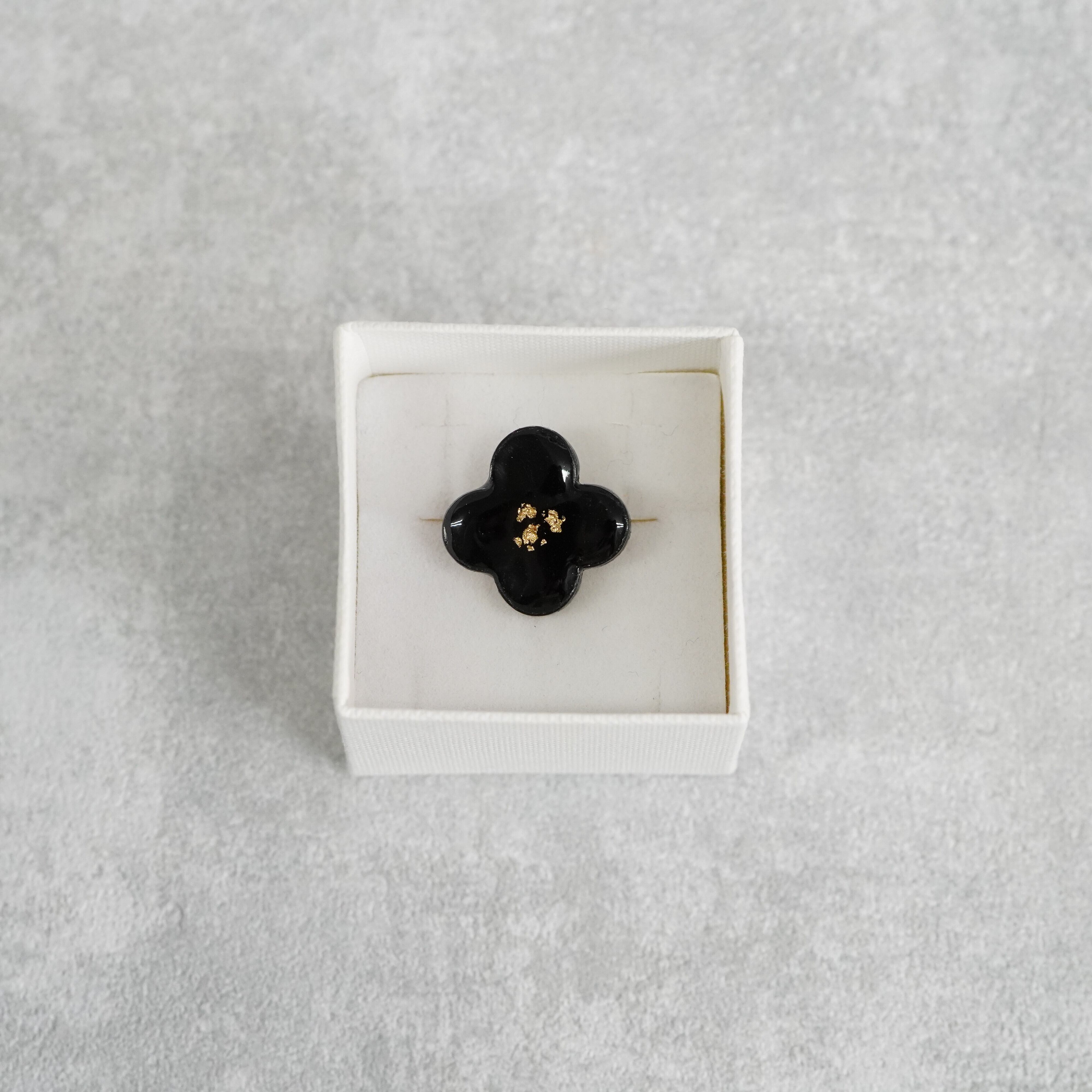 華 Hana pin badge black