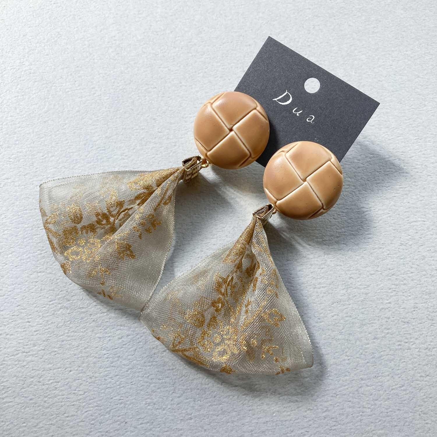 1点物⚠️　チュール　ベージュ　ボタン　ピアス　イヤリング　リボン　ヴィンテージ 大人っぽい くるくる刺繍リボンピアス（アイボリー） | iichi 日々の