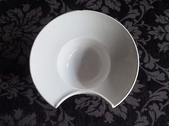 白釉の髭剃り皿