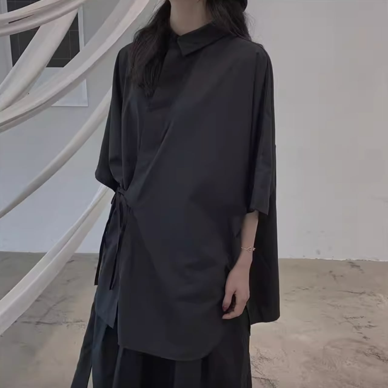 アシンメトリルーズストラップシャツ R0327