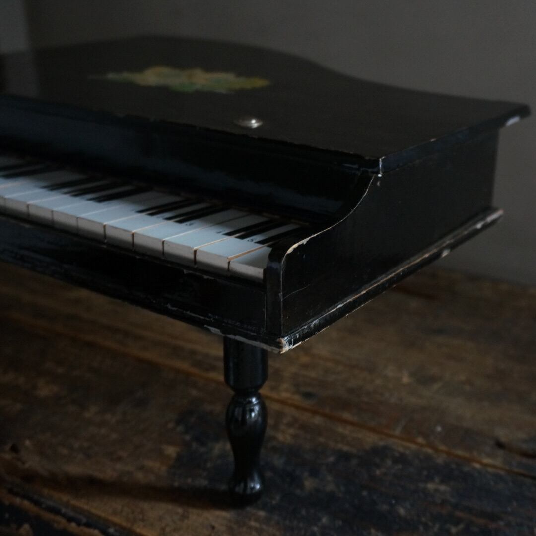古い国産のトイピアノ