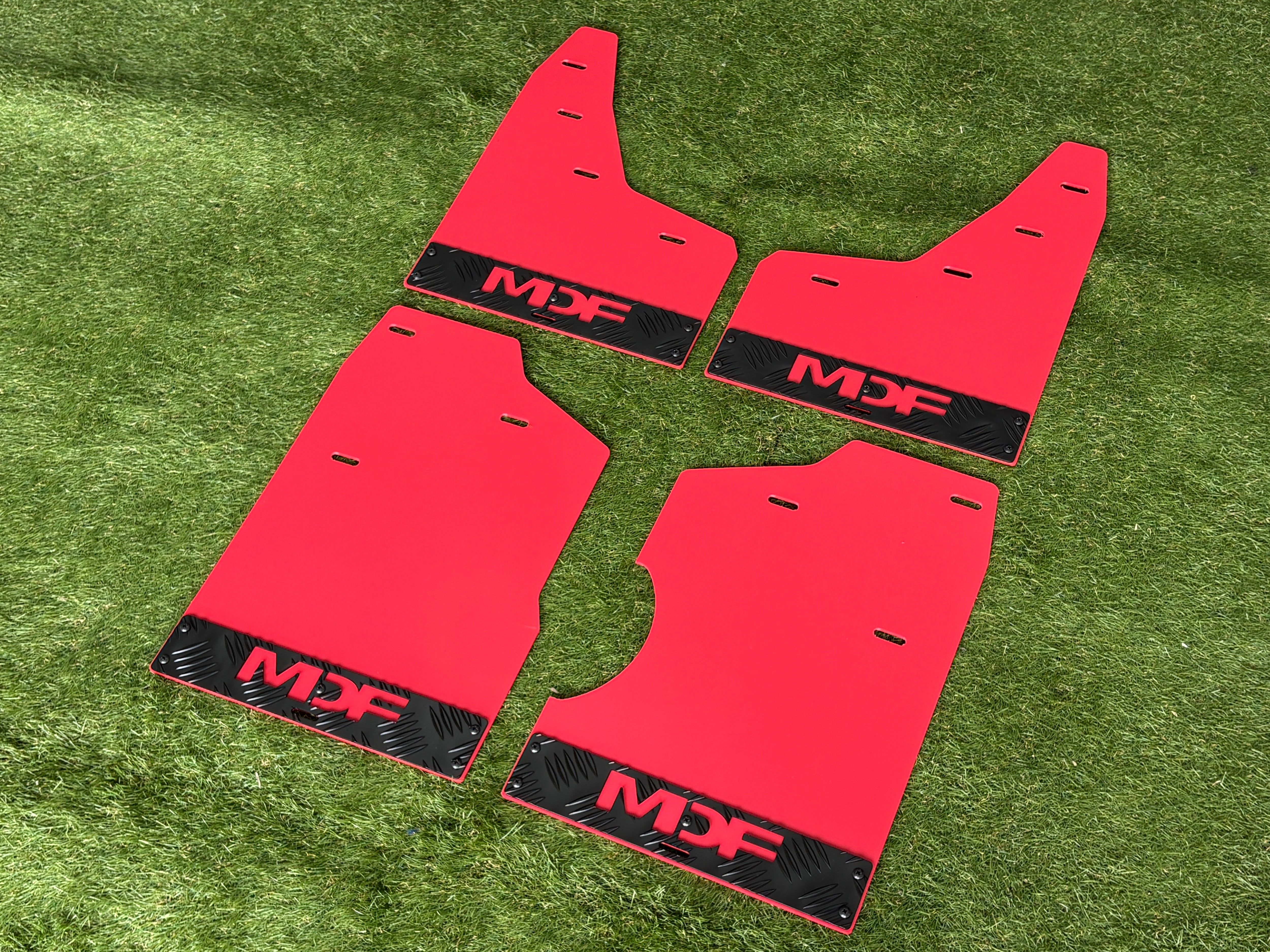 MDF 26型 デリカD:5専用オリジナルマッドフラップ（レッド×ブラック