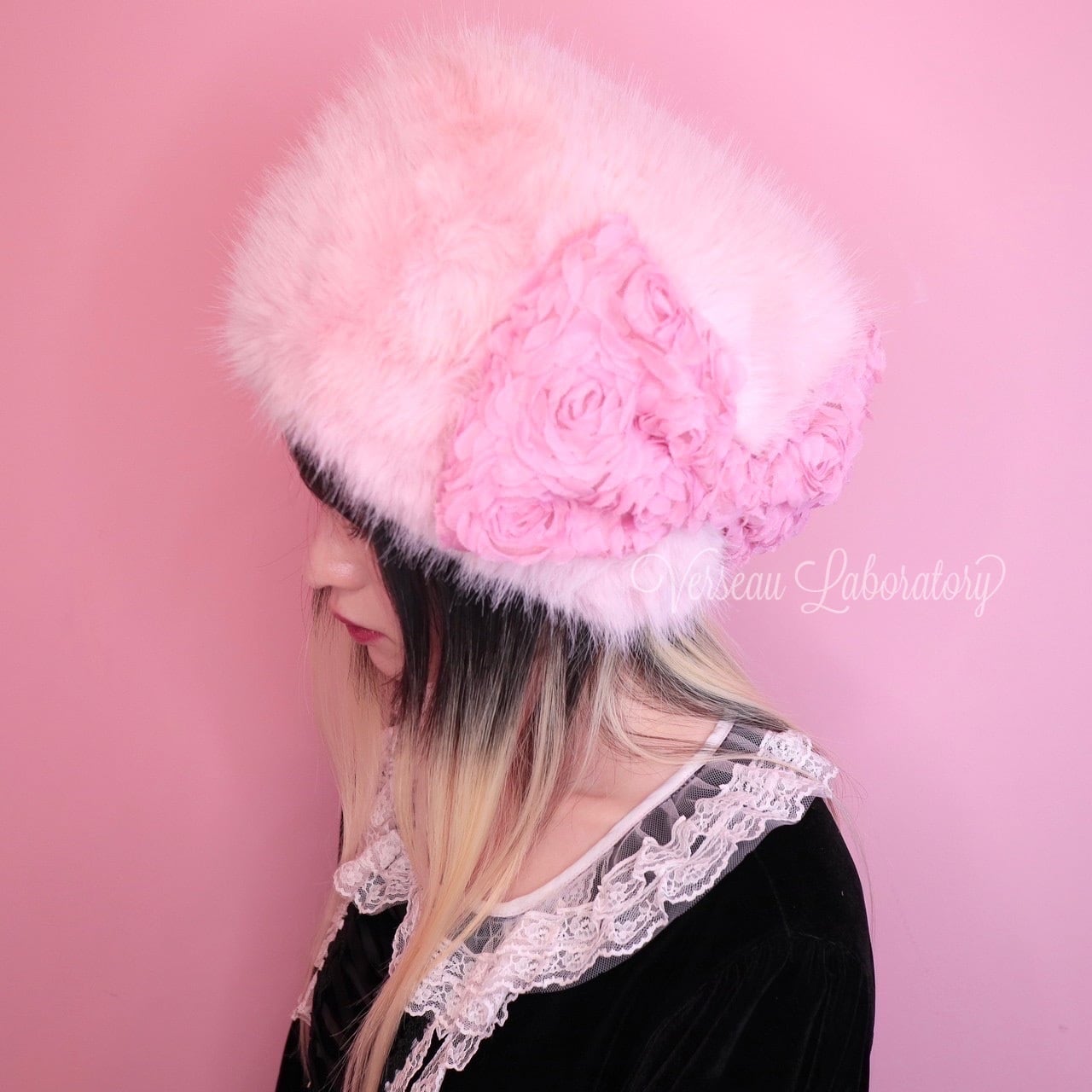 H62 【セール】 メーテル風フェイクファー帽子 ピンク 薔薇レース