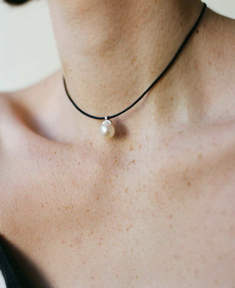 Sapir Bachar 〈LETHER PEARL NECKLACE〉 | trava