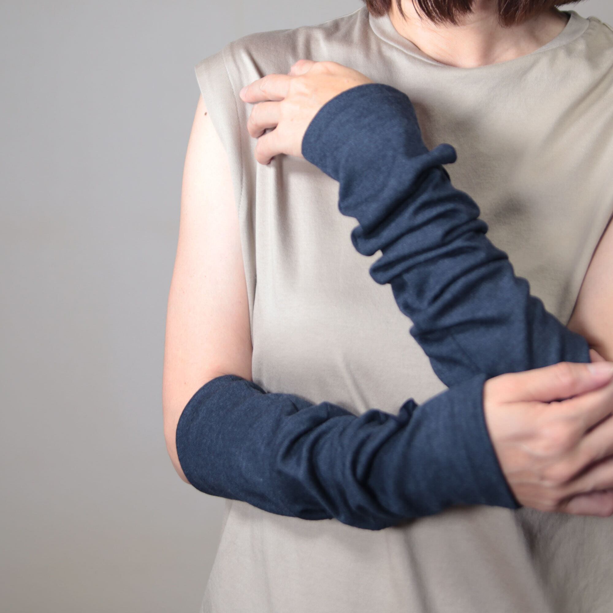 シルクウール・アームカバー・セミロング】 ネイビー／上質で高級感の