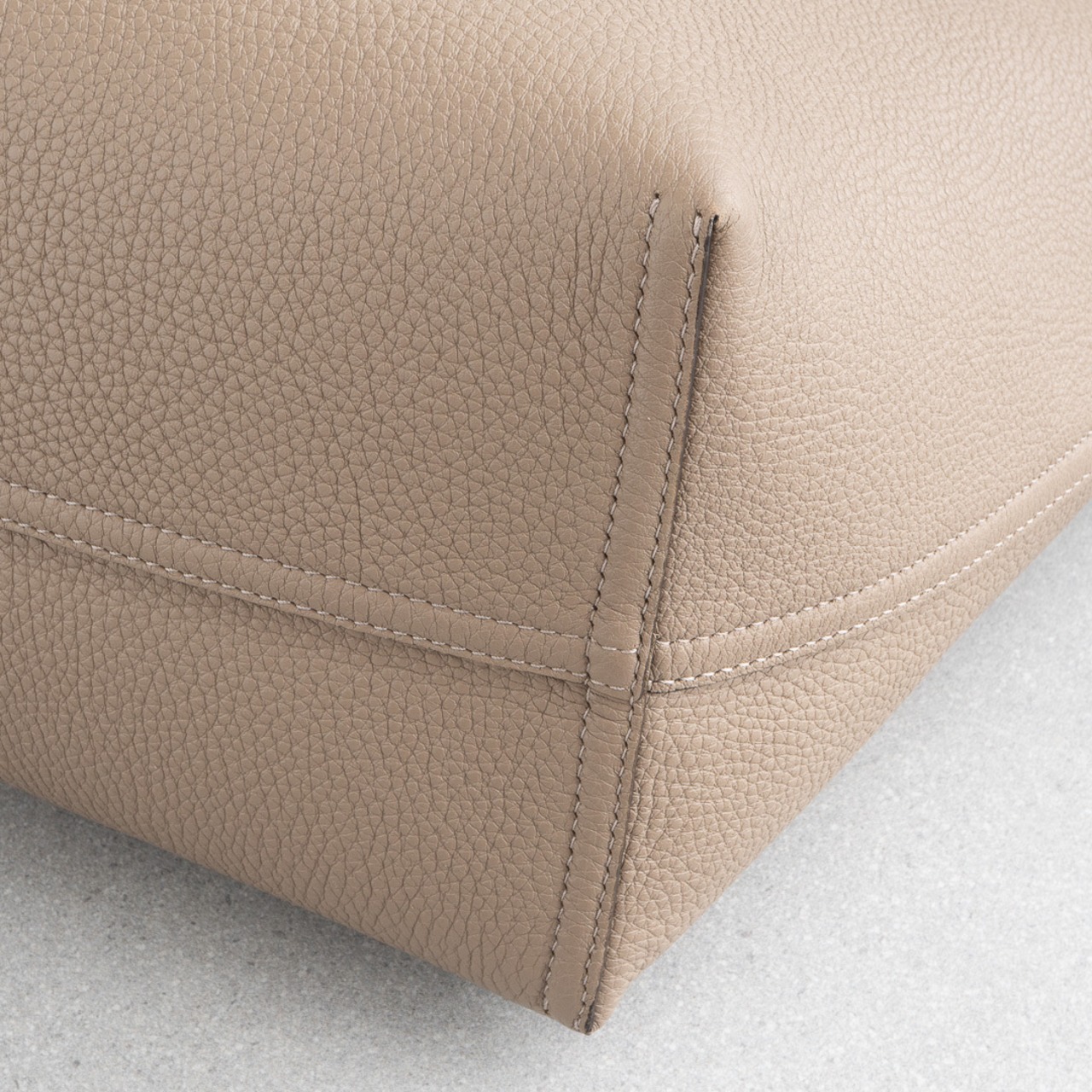 フェンディ ロール ミディアム トートバッグ セレリア ベージュ レザー