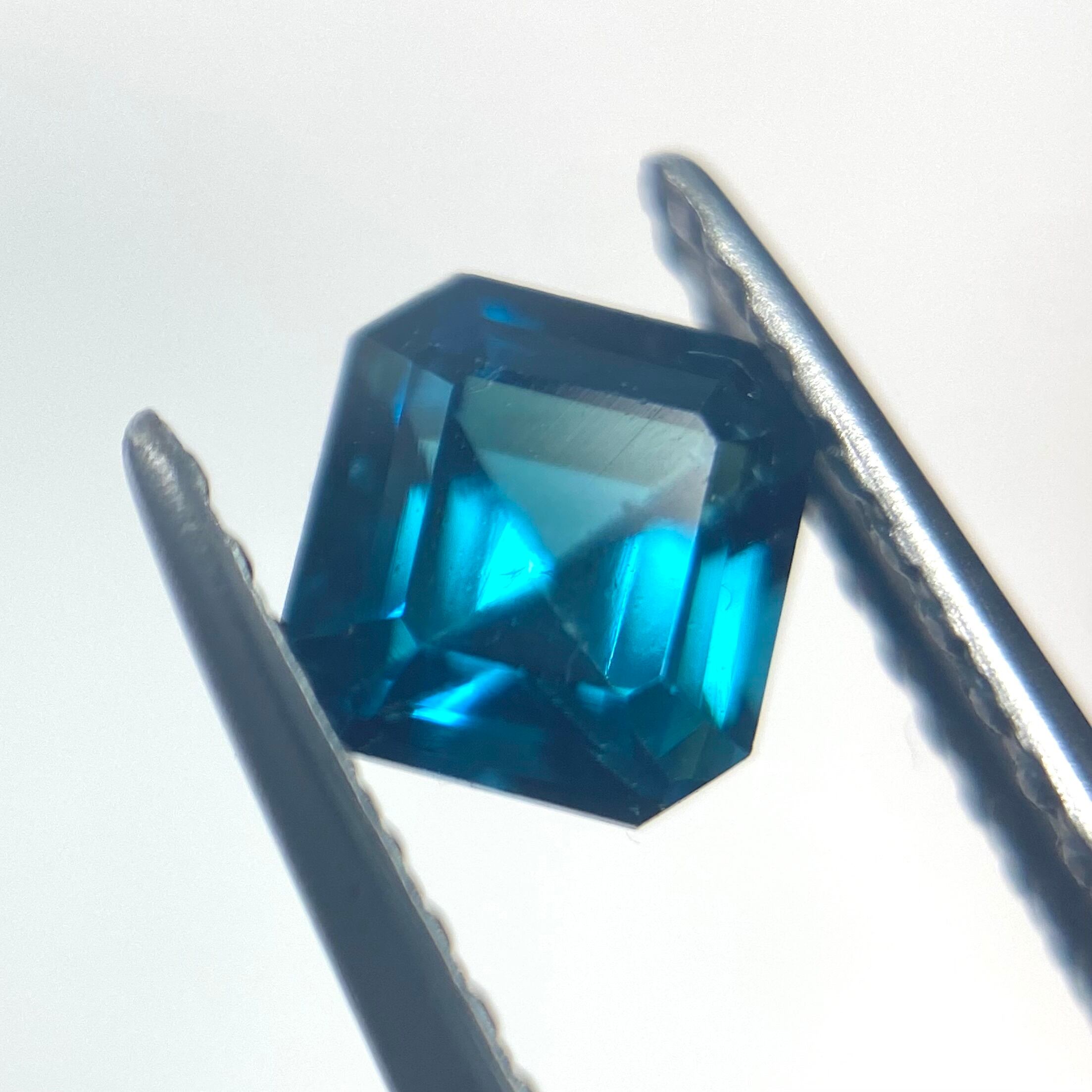 深く鮮やかなインディゴブルートルマリン