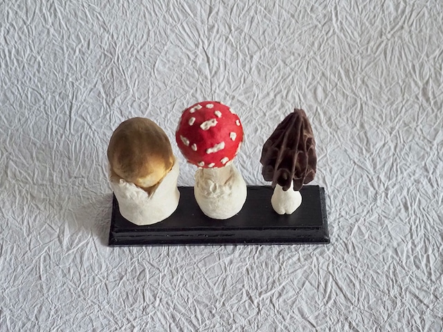 内藤瑠里　和紙のきのこ模型 ” 幼菌群 Ⅲ "