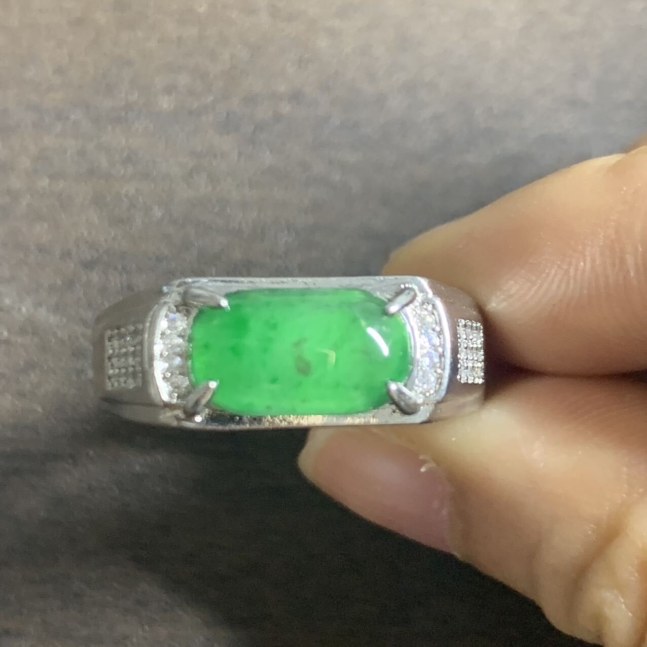 本翡翠玉 彫刻 ミャマー産 黄色 天然石 希少 高品質 無着色 ミャンマー