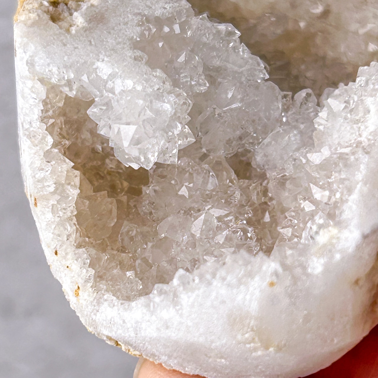 モロッコ産 水晶ジオード(晶洞) クラスター