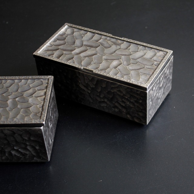 AS 李荘窯　削り渋銀彩　長角蓋物