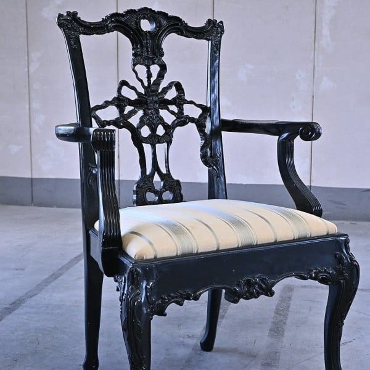 チッペンデール様式 アームチェアa 椅子 シノワズリ ダイニング 彫刻 猫脚 アンティーク調 ロココ サロン【中古家具/中古インテリア/USED家具ユーズド家具/リサイクル】