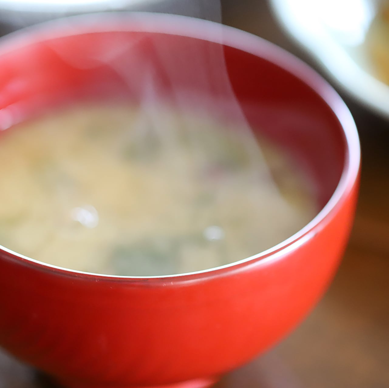 お味噌汁がたっぷり入るサイズ。漆の質感と自然な木目の味わいもある