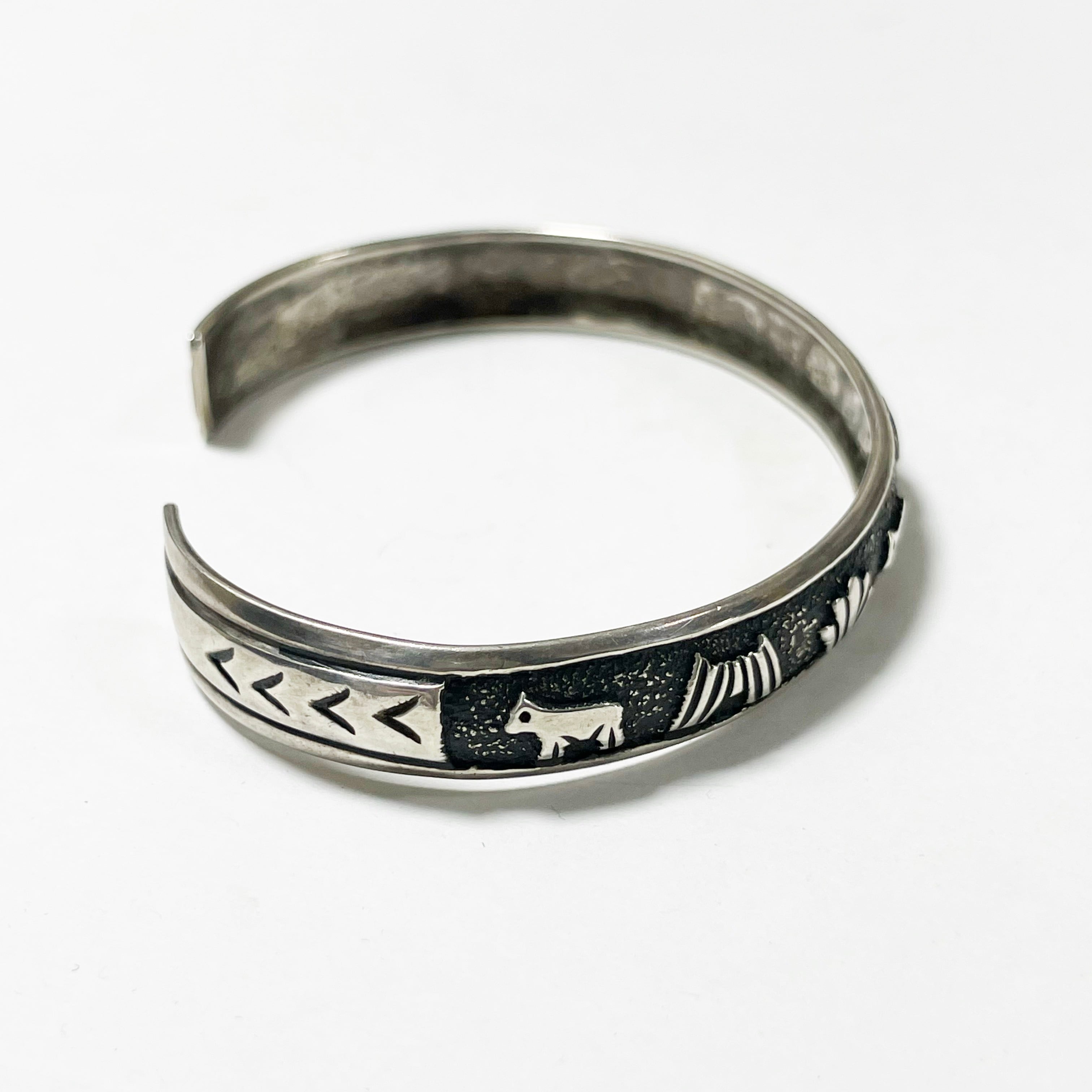 ヴィンテージ　ナバホ族　シルバーバングル　ストーリーテラー　トーマスシンガー Vintage Navajo Story Teller Cuff Bracelet By Thomas Singer | CORNER