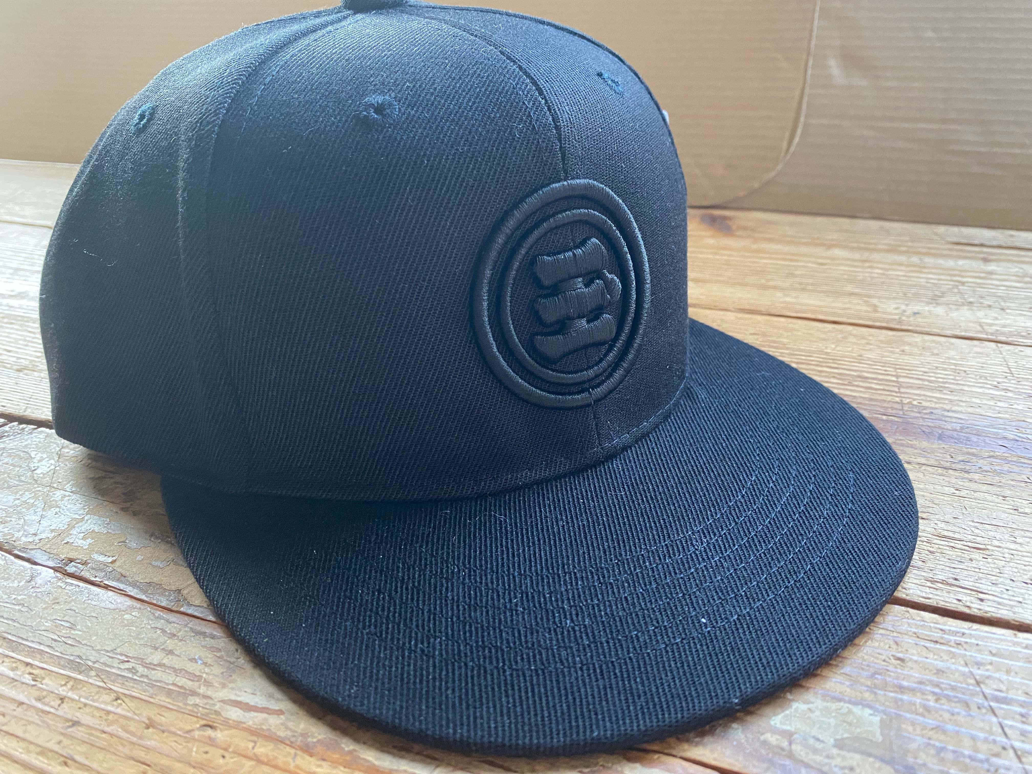 そこらへんのノリのキャップ 立体刺繍が眩しい フラットバイザーキャップ | marutama