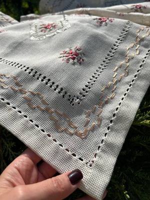 ウクライナ伝統手刺繍祭具タオル「ルシニク」　テーブルランナー