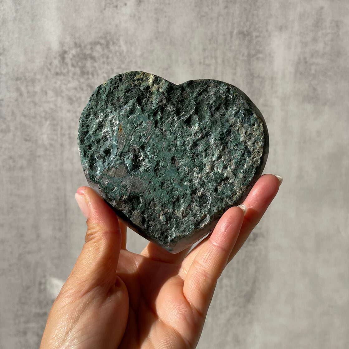 天然石ブラックトルマリン共生グリーン水晶のハート 置物 NO.062705