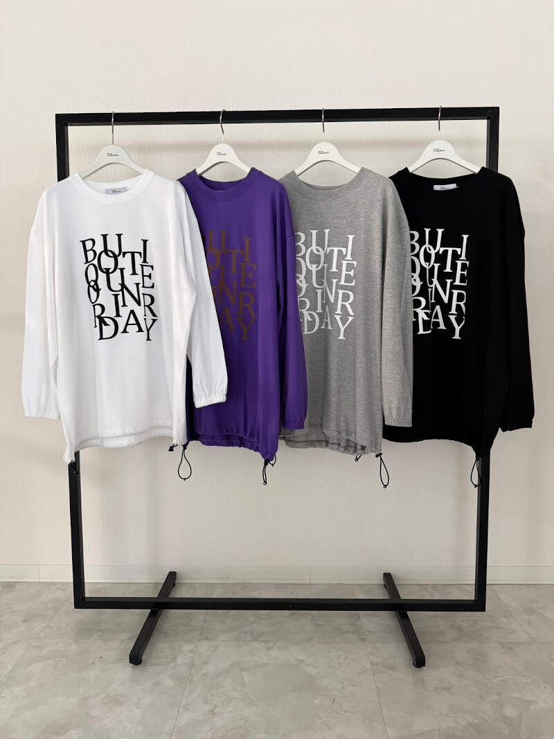 【SALE】495. Boutique Ordinary / ブティークオーディナリー Random Typo Pouch LS T-Shirt (ホワイト/パープル/グレー/ブラック) (BO26-632T)