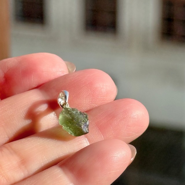 【本場買い付け】【最高品質】【希少石】モルダバイト　ペンダント（革ひも　or　チェーンつき　☆選べます）　NO.6