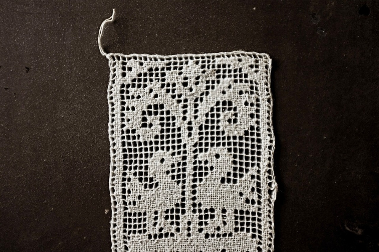 19世紀 フランス リネン 鳥と魚と薔薇と カンデラブルムのあるゴシック的ハンドワークフィレレースモチーフ アンティーク