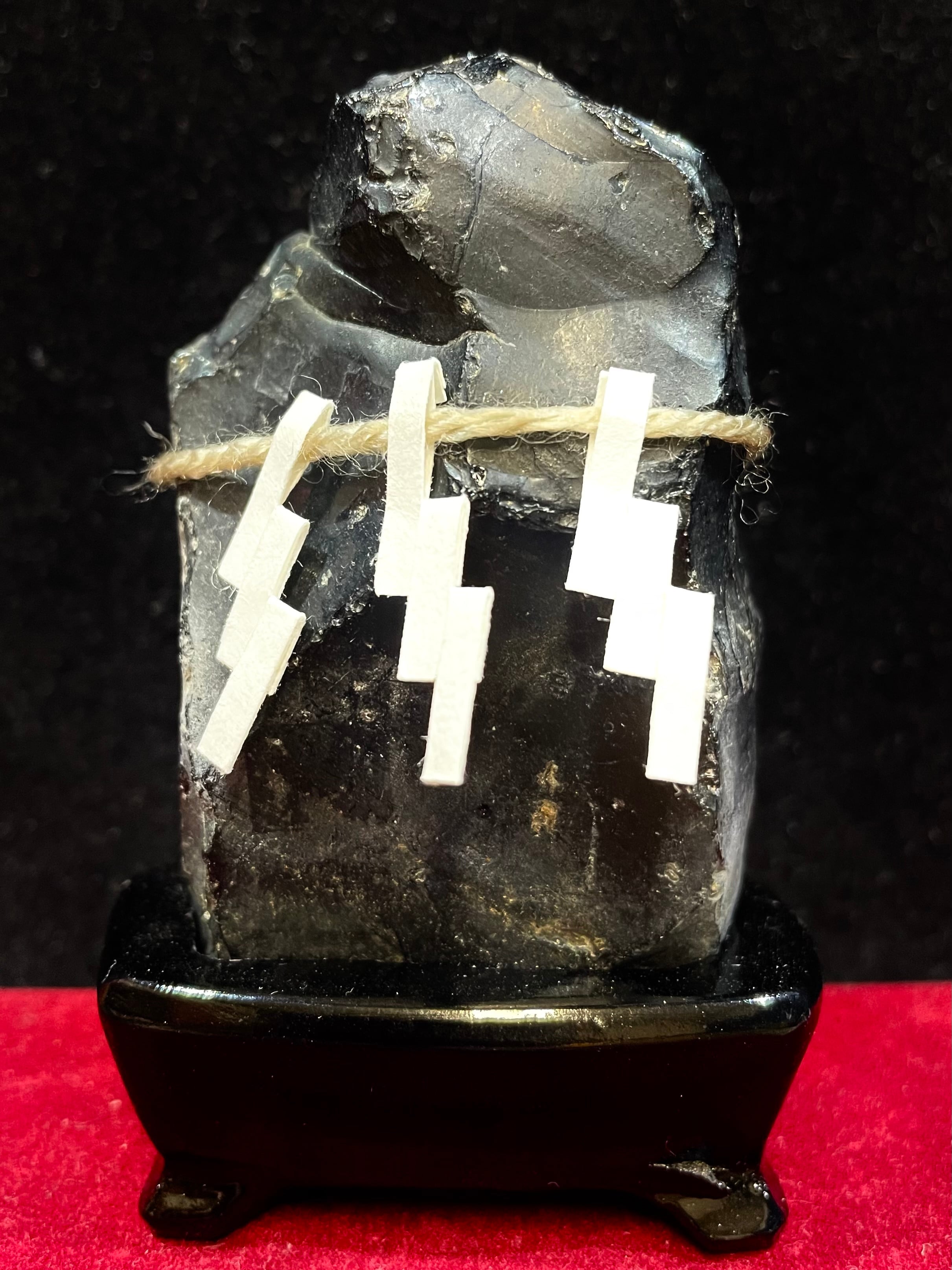 4) 神聖「隠岐の島」黒曜石 (台座付)中型