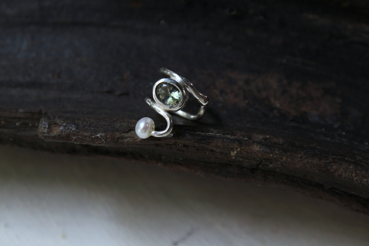 ゾイサイトと淡水パールのイヤーカフ