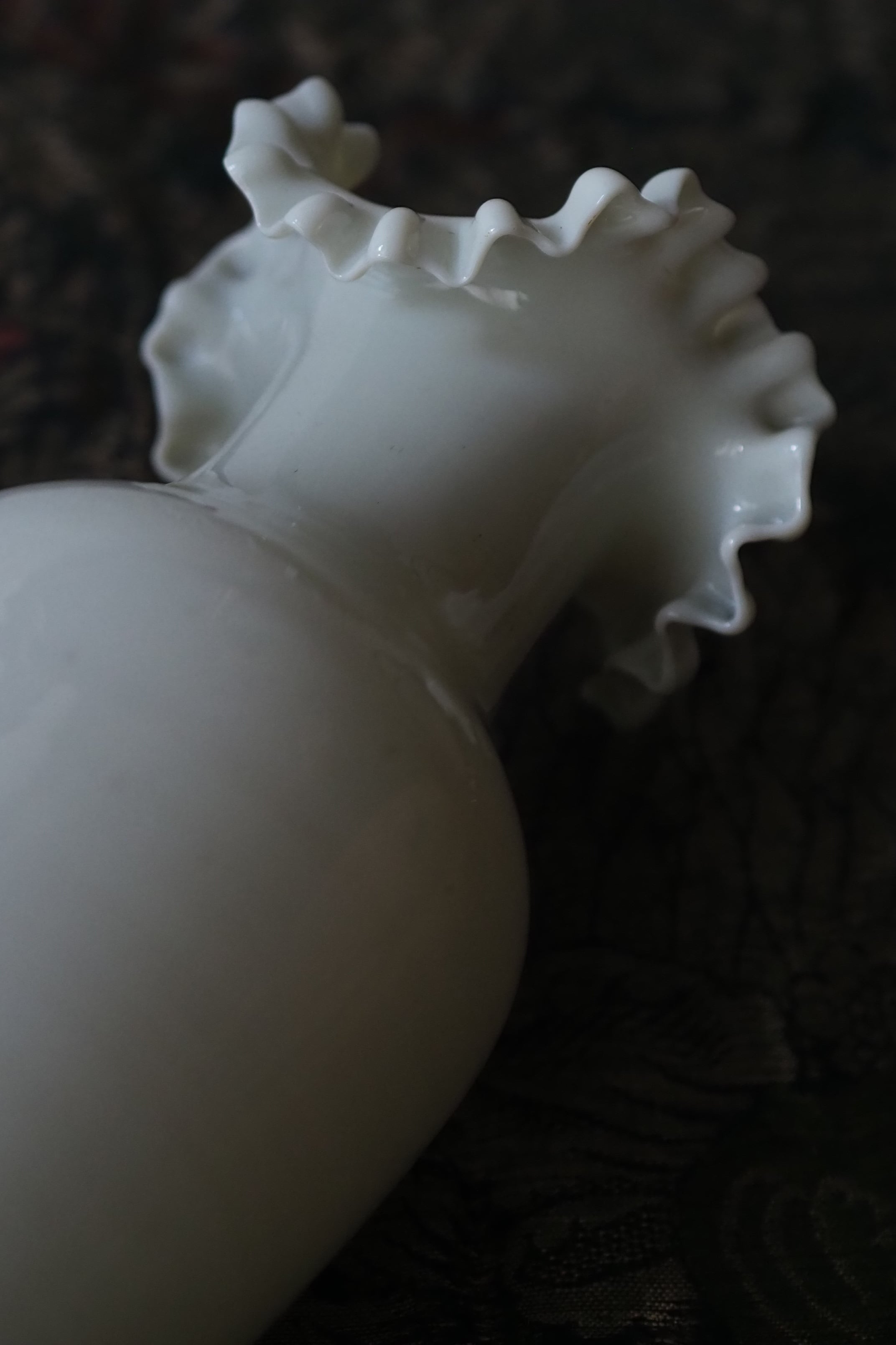ウェーブ光影誘うミルクガラス花瓶 No.2-antique milk glass vase