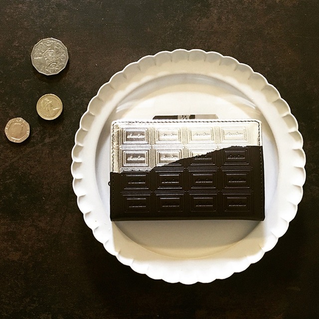 革のビターチョコ　がま口カードケース兼財布（銀の包み紙）