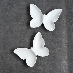 【40209】 伊万里 江戸の蝶の白皿（1枚）/ White Butterfly Plate / Edo Era