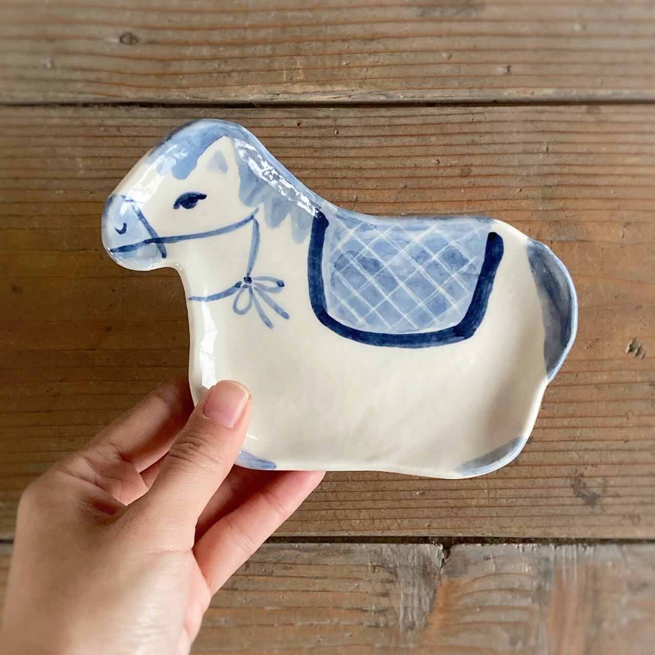 うま型皿　（染付）