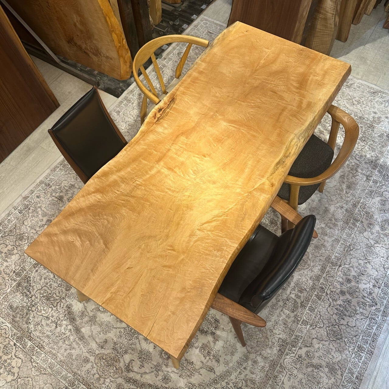 栃（トチ） | 千年家具 - 一枚板 テーブル専門店