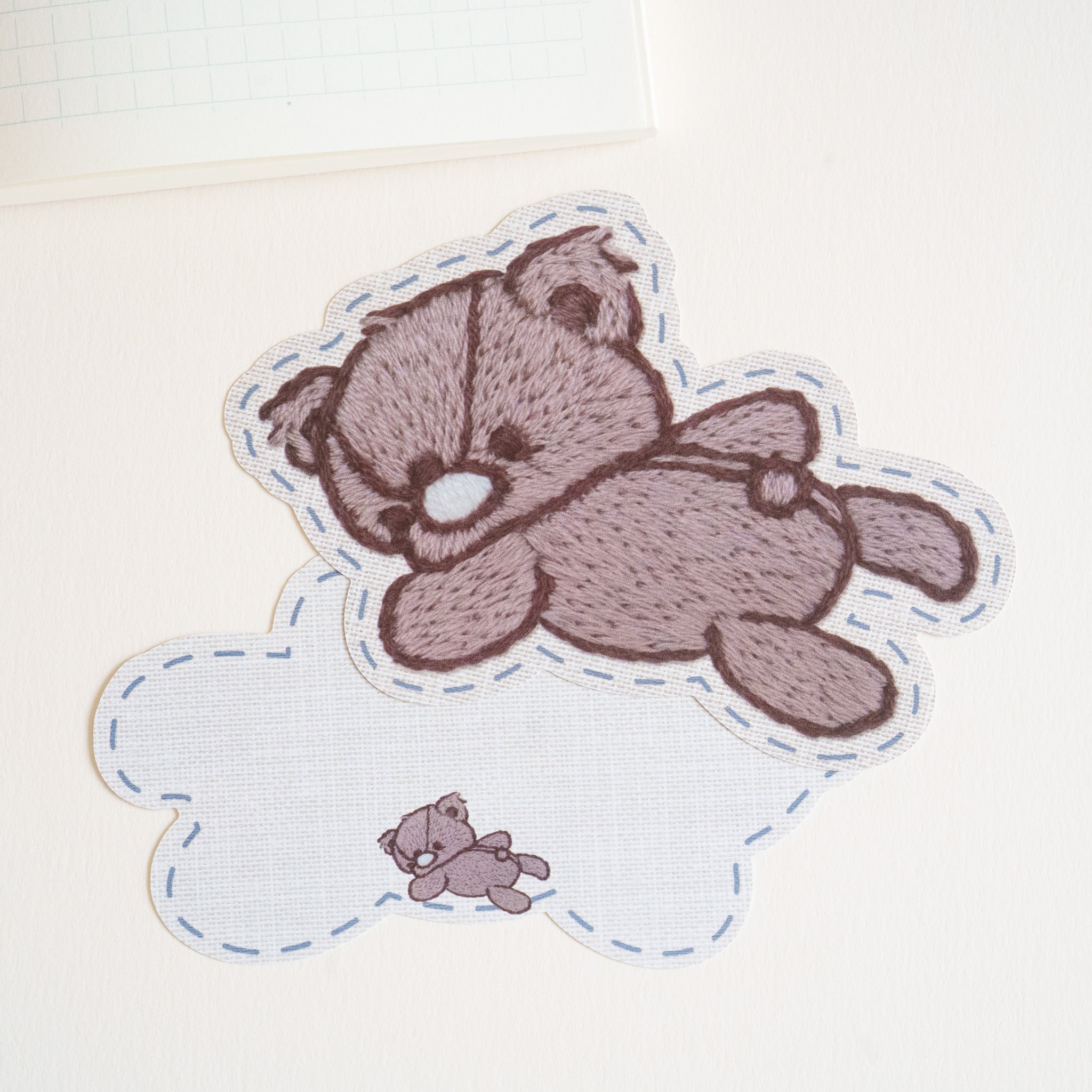 ダイカットメモ - ワッペン風メモ 寝そべるテディベア / 刺繍イラスト