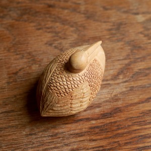 木の味わいが趣き深い、鳥の小物入れ