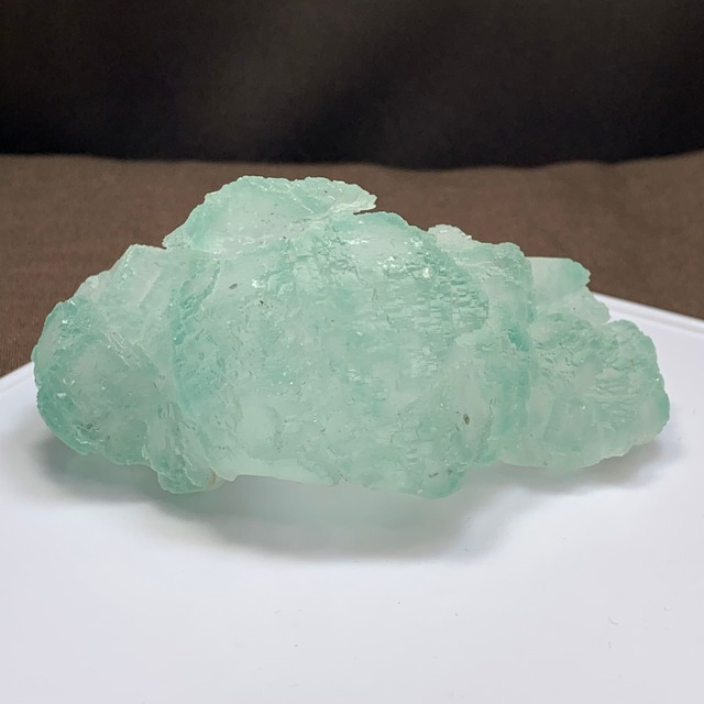 3.グリーンフローライト原石クラスターに住み着いているピンクオパールうさぎさん