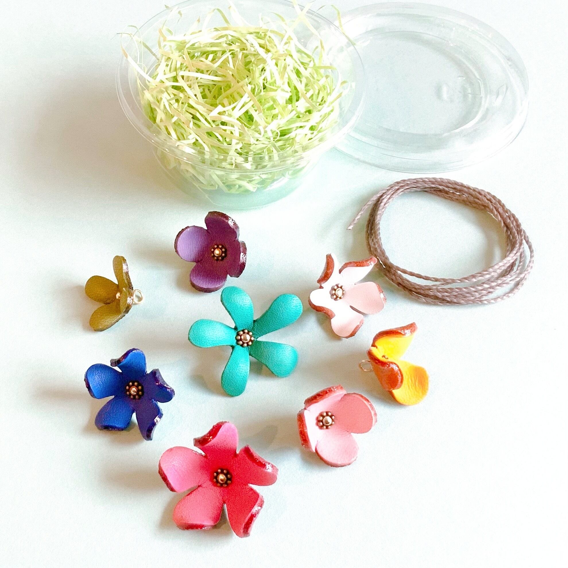 革の花畑カップ】ピン加工8種の花入りカップ(パステルカラー