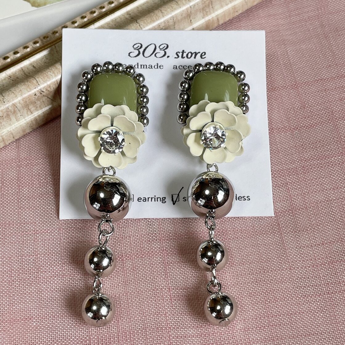 ビーズ刺繍 バイカラー お花 サージカルステンレス ピアス ホワイト 