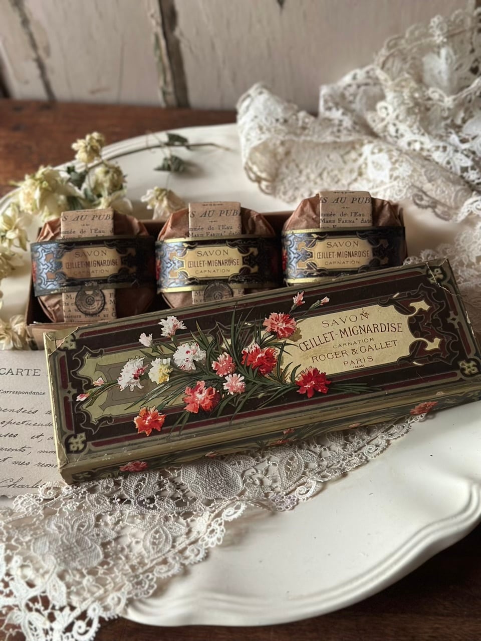 ロジェ•ガレのアンティークサボンBOXと稀少なパウダーケース ★ フランス雑貨 ROGER&GALLET 石鹸入り紙箱 ロジェガレ | Brocante de La Cocotte