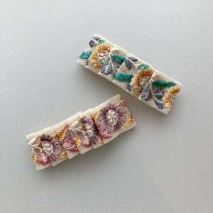 お花刺繍の連なるバレッタ
