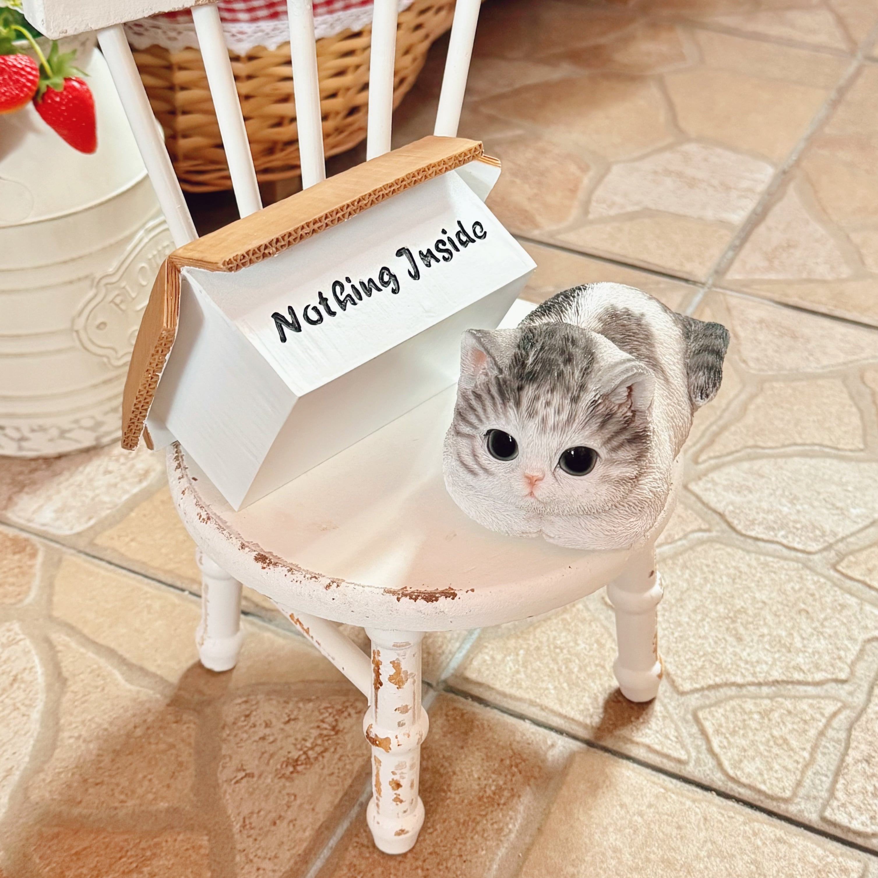 ダンボール箱に座る猫 サバ白 香箱座り 置物 オブジェ | pear cat 村の