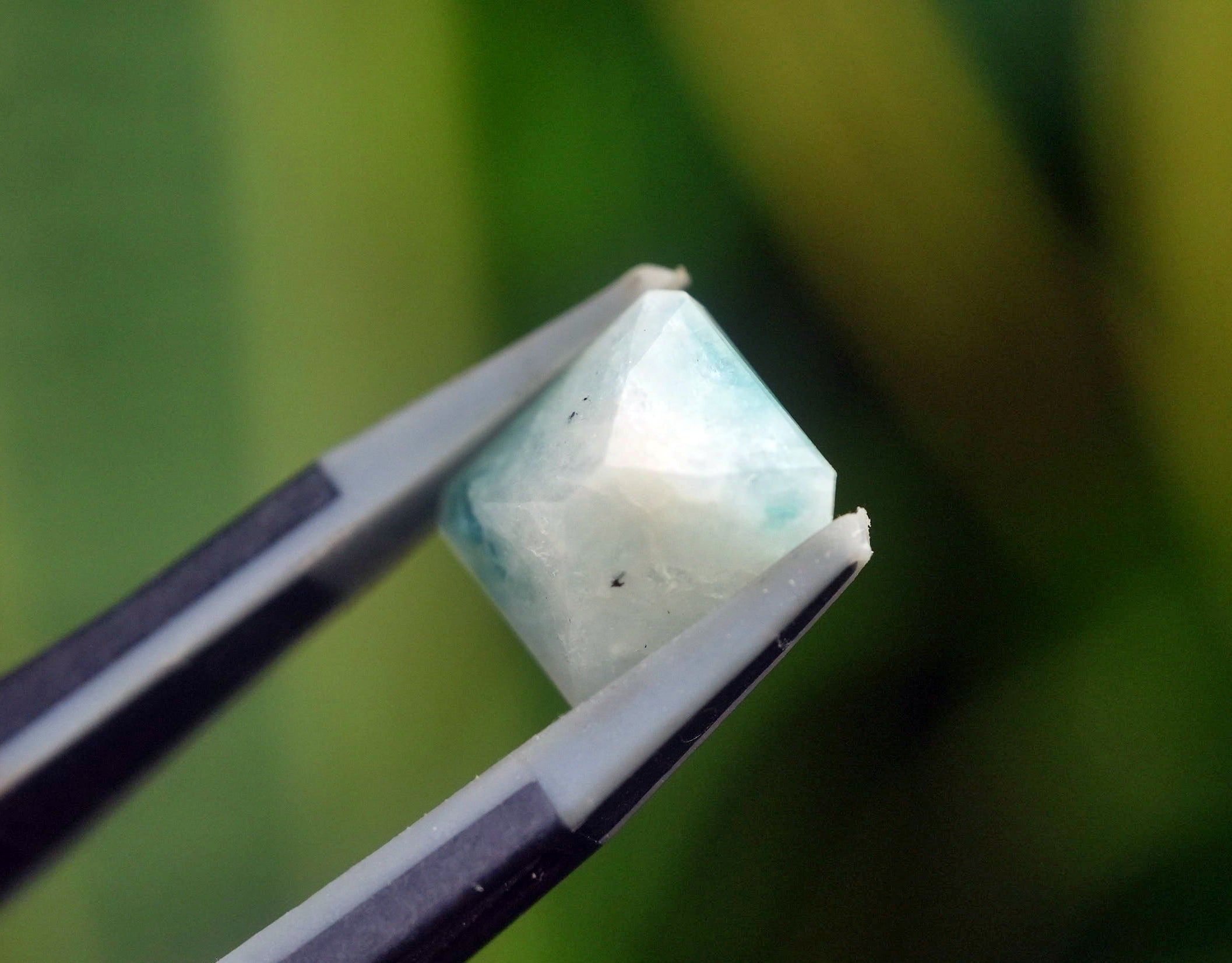 鮮やか高品質3ct/ グランディディエライト s1395 | Funky garuda Stone