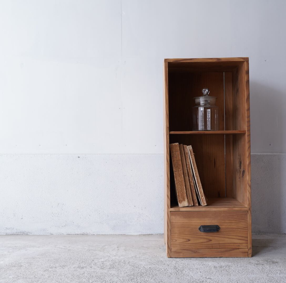 引き出しのついた木製棚