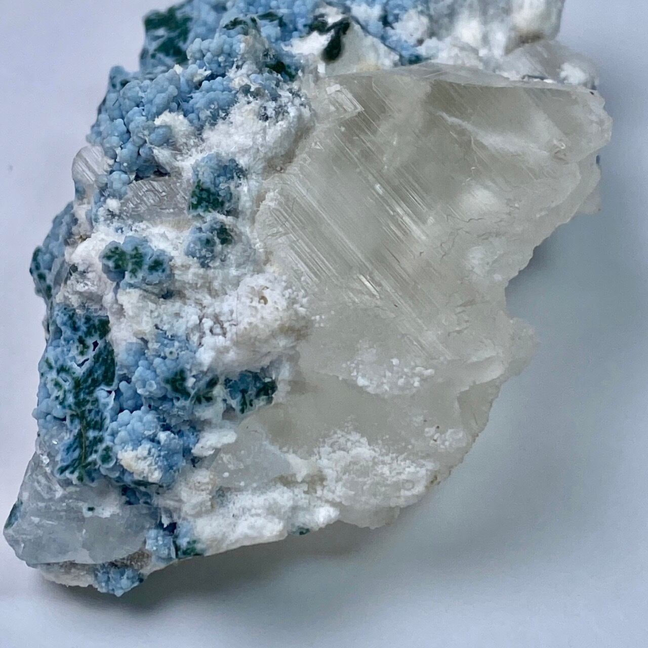 カルサイト共生ブルーカルセドニーのクラスター Blue chalcedony