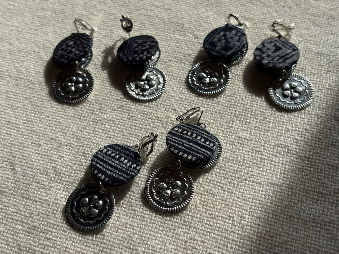 【モン族ろうけつ染めコインイヤリング】