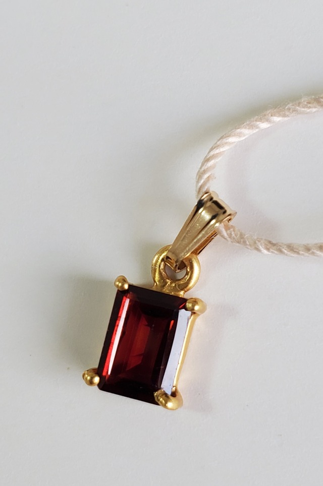 宝石質ガーネット(スクエアカット) ハンドメイドアクセサリー ペンダントトップB