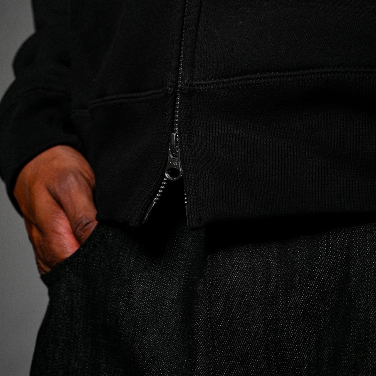 OG SMALL LOGO SHORT LENGTH ZIP HOODIE